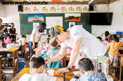 美度新款女士腕表驚艷亮相解放碑 形象大使吳尊走進合川小學建圖書室 形象大使 解放碑 吳尊 美度 腕表 熱點動態  第3張