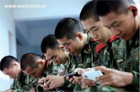 新兵用智能手表幫戰友拍照 被上級認定為泄密 泄密 新兵 智能手表 熱點動態  第1張